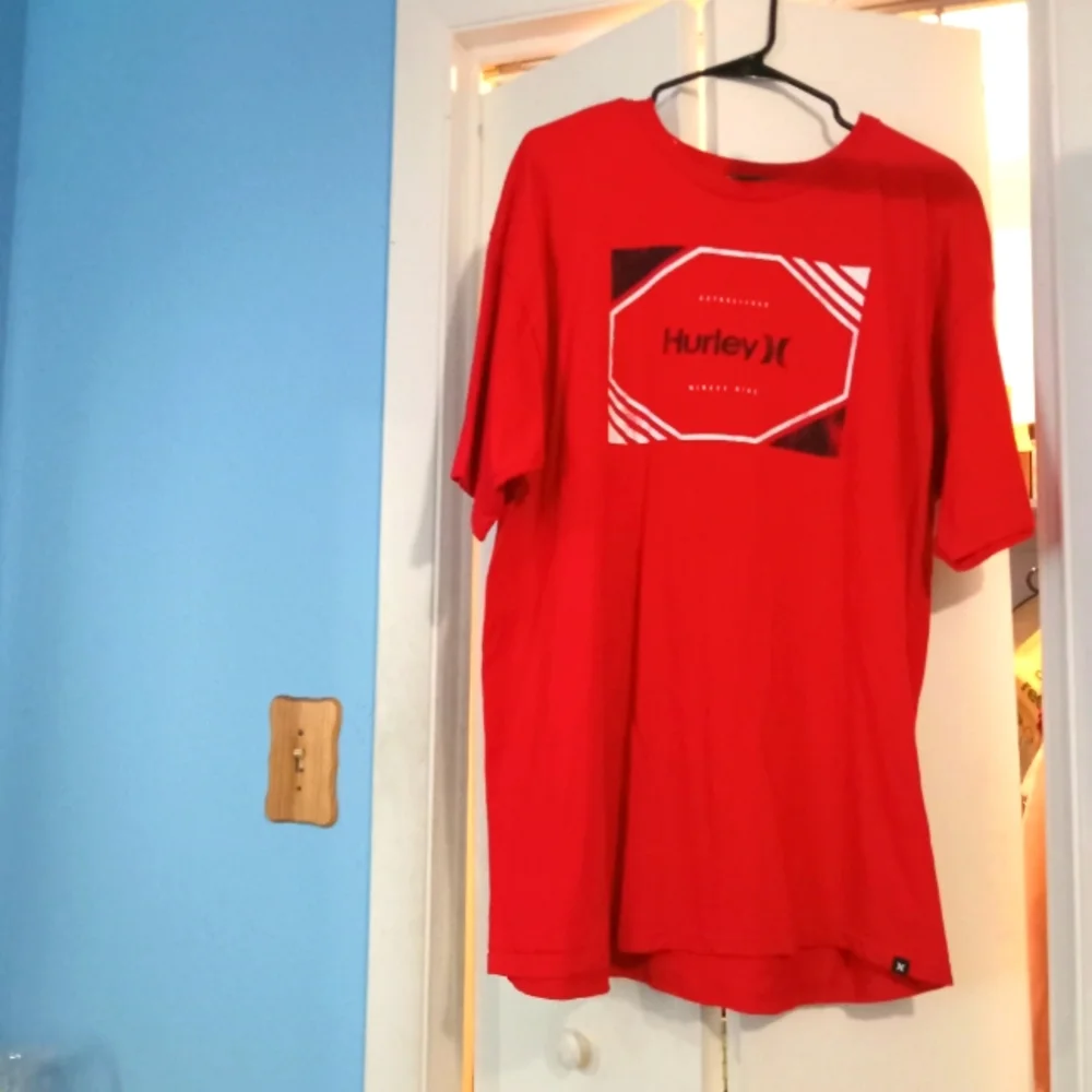 ♥️🤍🖤 NWOT Mens Size XL Red Hurley Short Sleeved Tshirt Casual Comfy Daytime - Picture 3 of 3